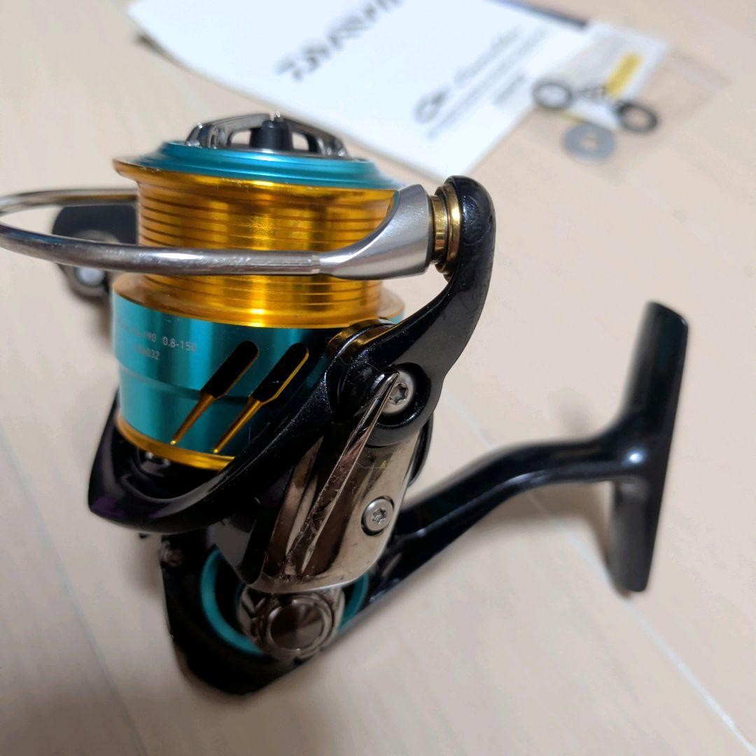 DAIWA EMERALDAS MX 2508PE-H Spinning Reel Used Fishing Gear Light Scratches