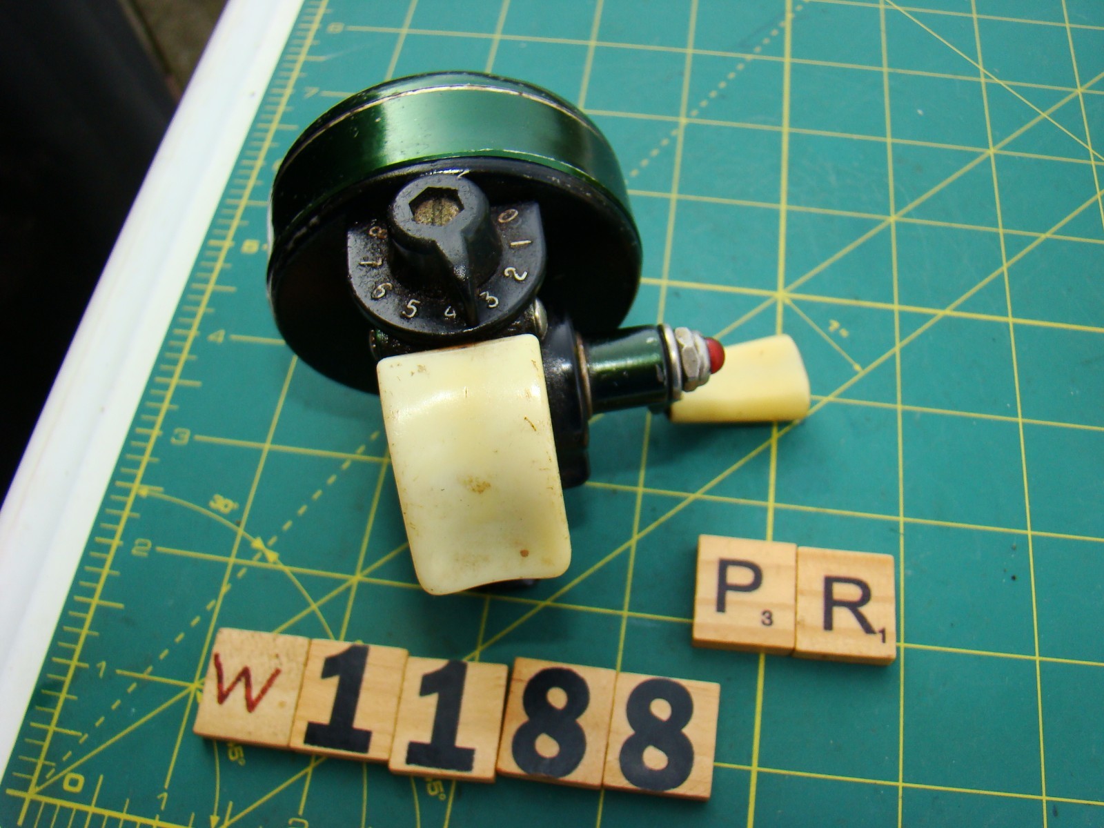 W1188 PR JOHNSON CENTURY100B MADE IN USA AMERICAN SPINCAST FISHING REEL