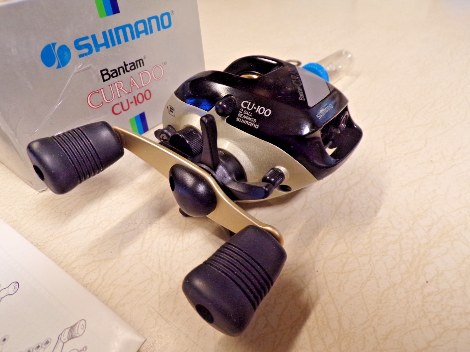 SHIMANO FISHING REEL W/ BOX – BANTAM CURADO CU-100 – CLEAN & WORKS GOOD