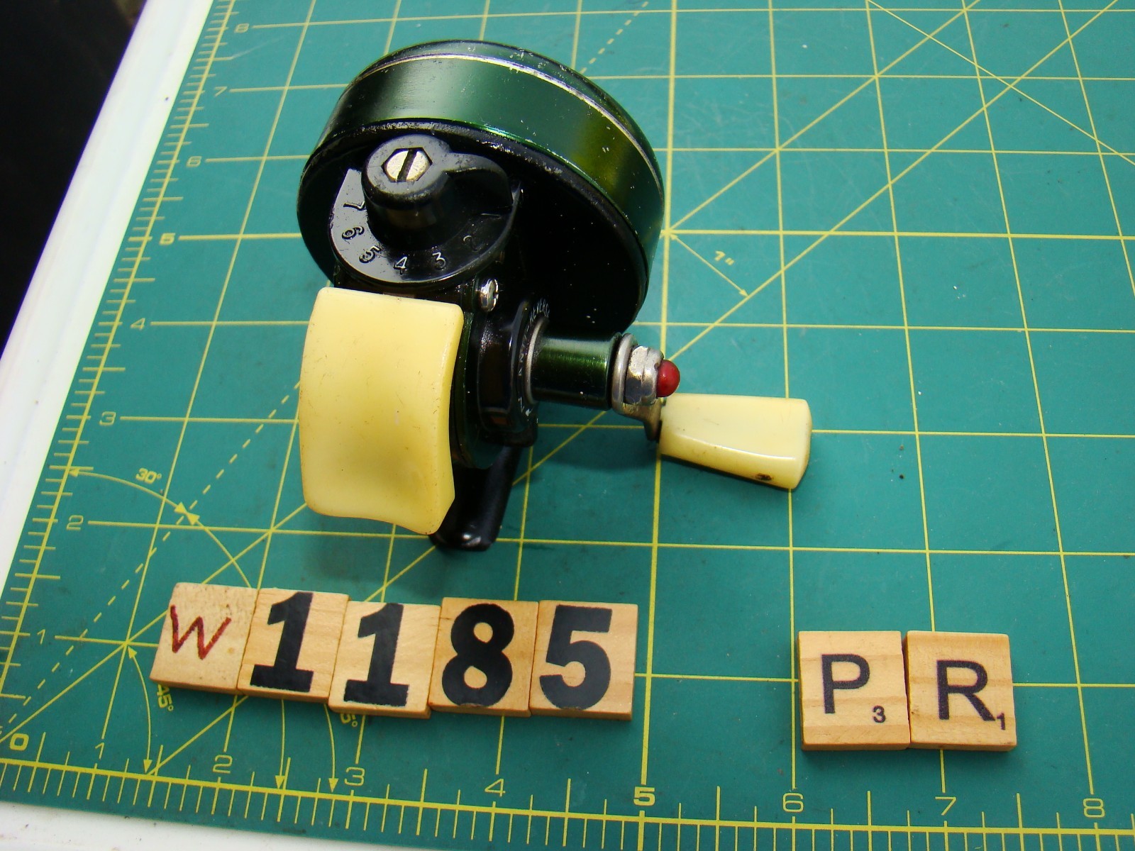 W1185 PR JOHNSON CENTURY 100B MADE IN USA AMERICAN SPINCAST FISHING REEL