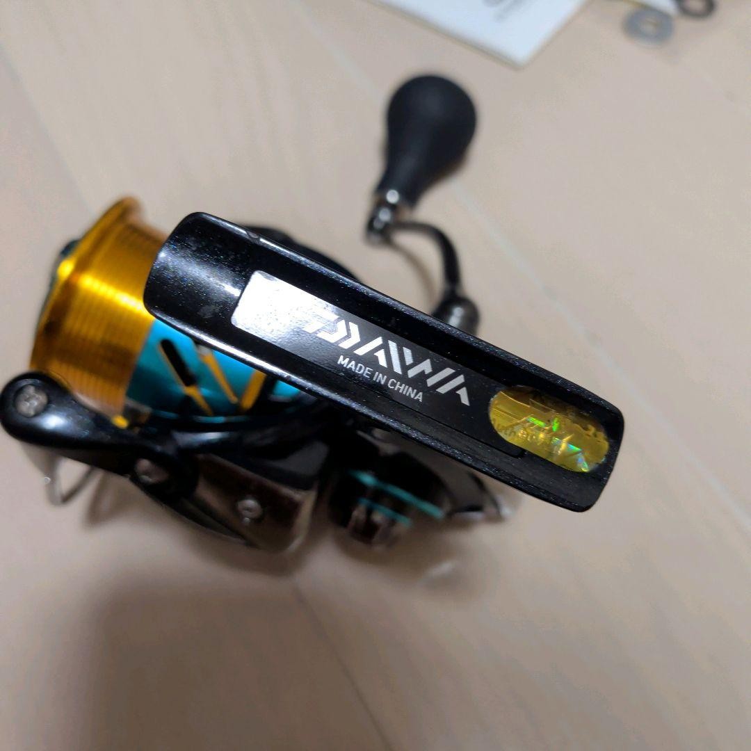 DAIWA EMERALDAS MX 2508PE-H Spinning Reel Used Fishing Gear Light Scratches