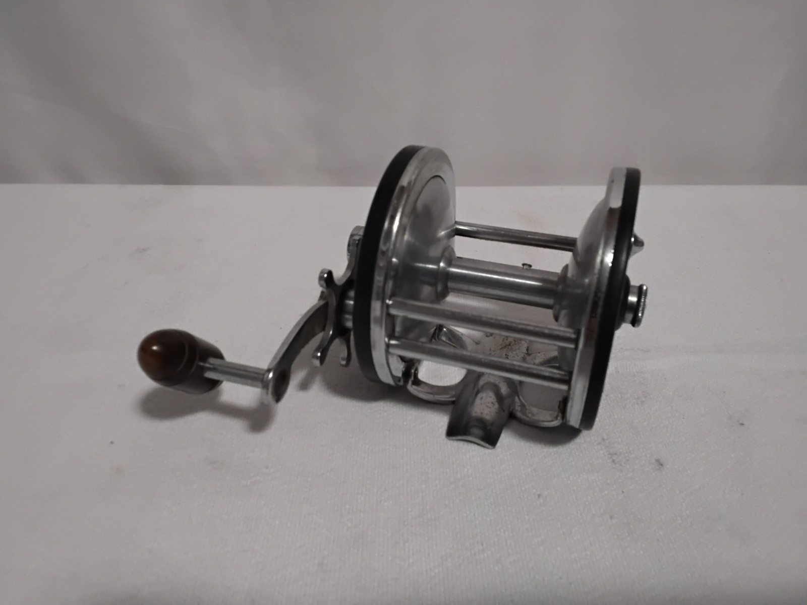 Rare Penn No. 65 Long Beach Fishing Reel USA 1950’s Brown Handle Scenic Side