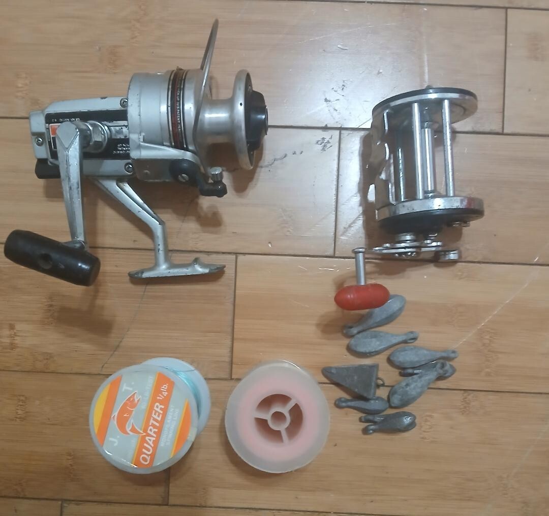 2 VINTAGE FISHING REEL. ROBI SX-5–PENN SUPER MASTER # 200 USED,