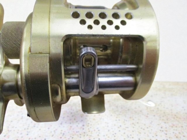 Shimano 00 Calcutta Conquest 200 Baitcasting Reel Used Good