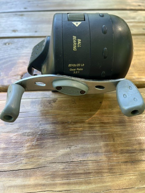 Vintage Shakespeare Tiger Closed Face Spin Casting Fishing Reel Gear 3.2:1