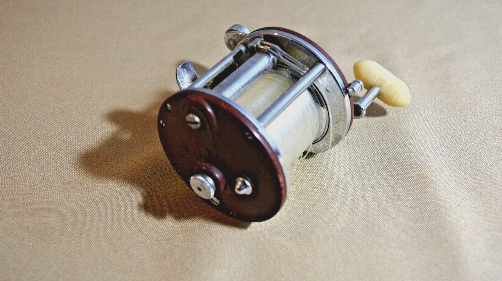 PENN PEER No. 209 Maroon Bakelite & Chrome Fishing Reel
