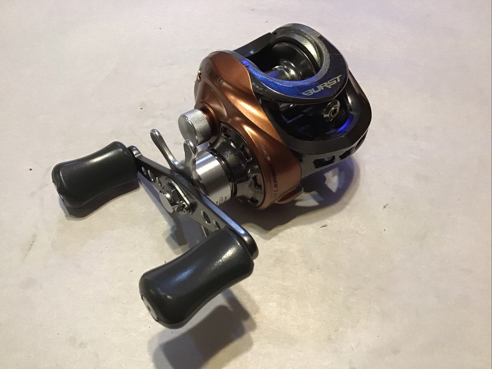 Quantum Burst Burner 7.1 Right Hand High Speed Bait Cast Reel Lot S15