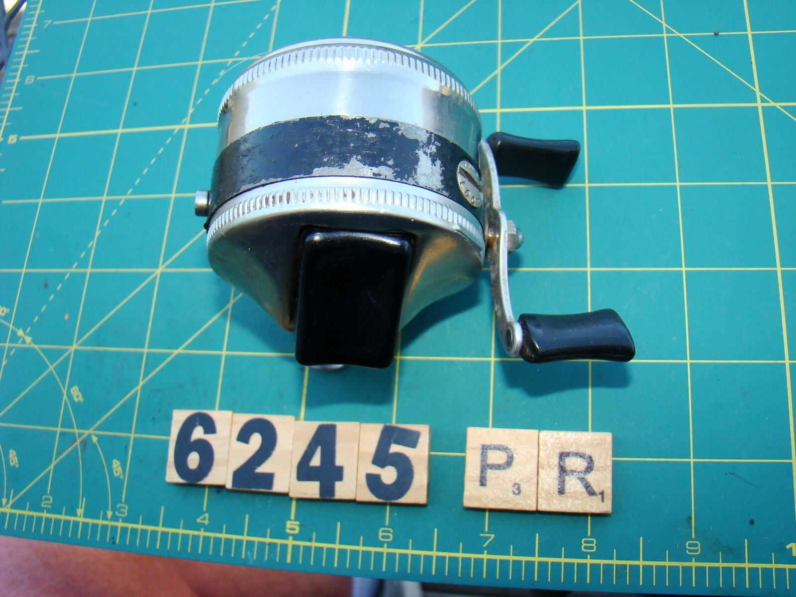 V6245 PR ZEBCO 33 METAL FOOT ONE LARGE RIVET MADE IN USA FISHING REEL