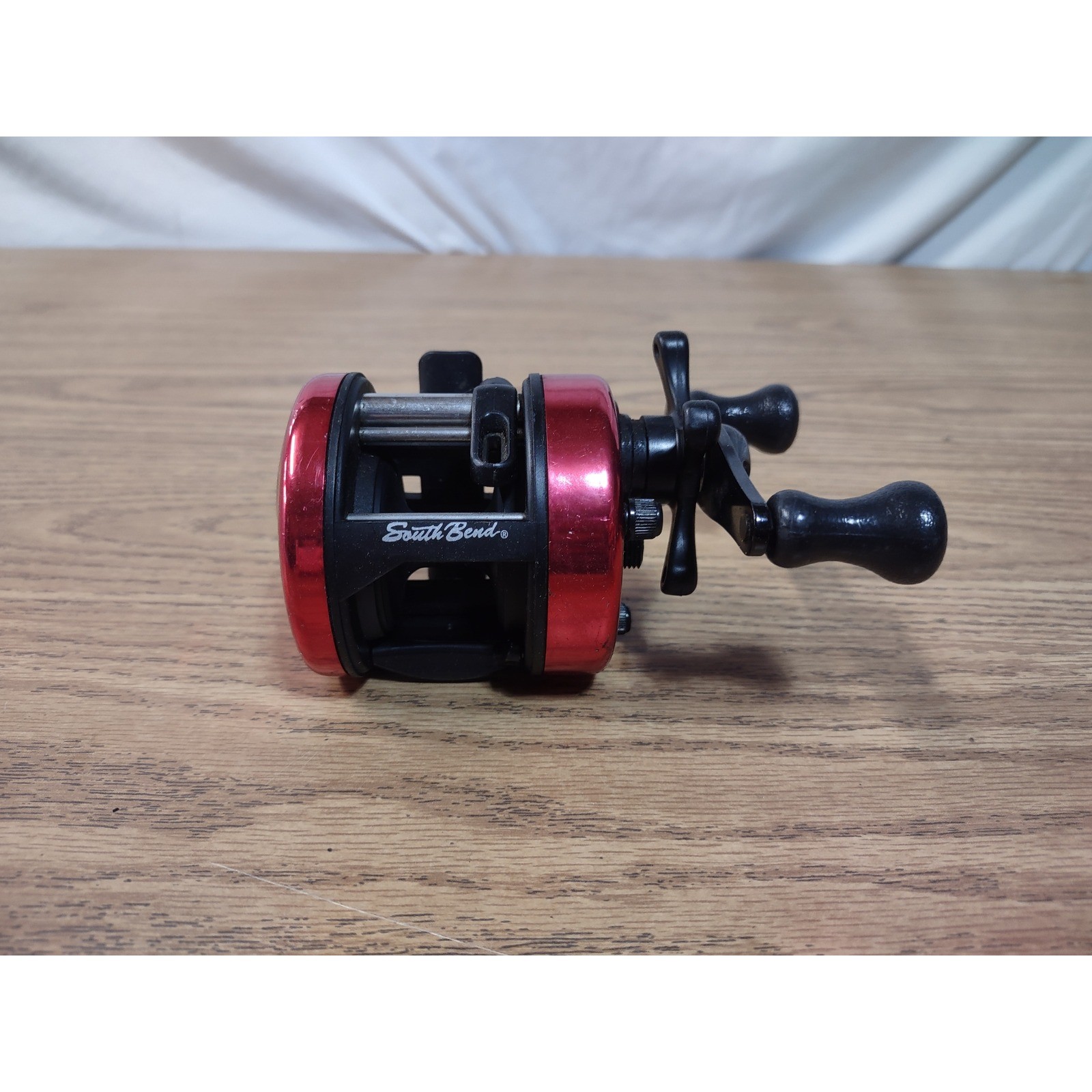 South Bend Oreno Classic BC-0500 Baitcasting Fishing Reel Red Black 6.1:1 Ratio