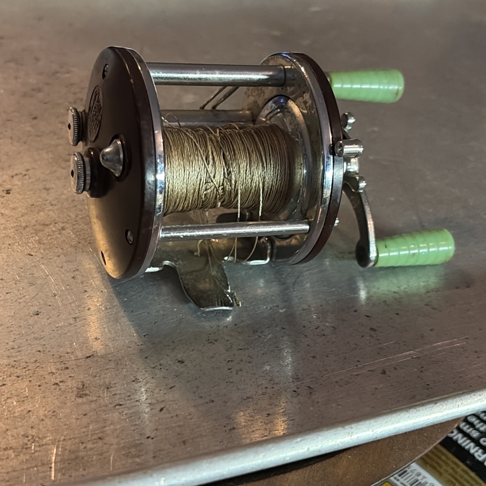 Vintage Penn Peer No.109 Baitcasting Fishing Reel Burgundy w/Green Handles