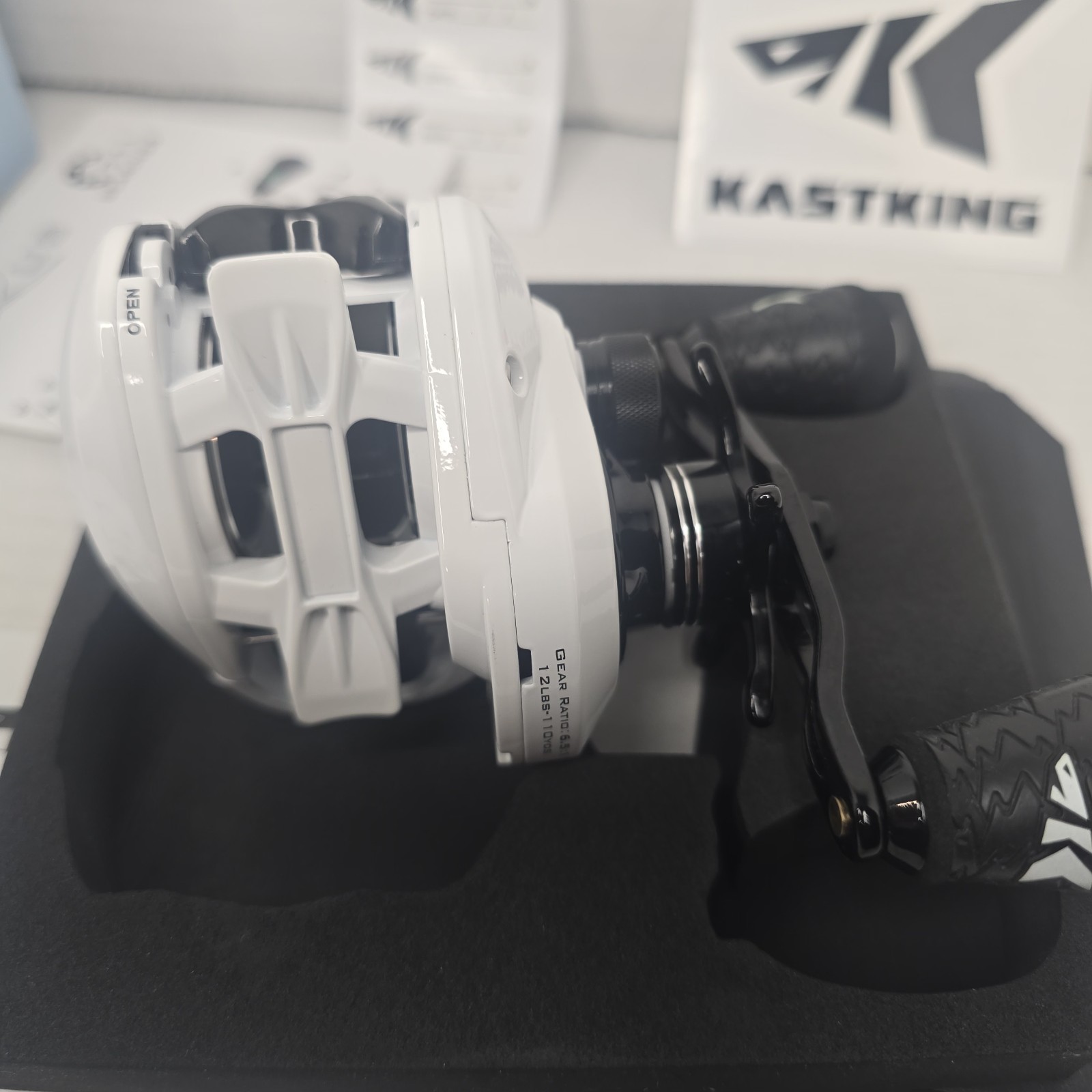 KastKing Crixus Baitcasting Reel 6.5:1 Gear Ratio Right Handed Glacier White Ope