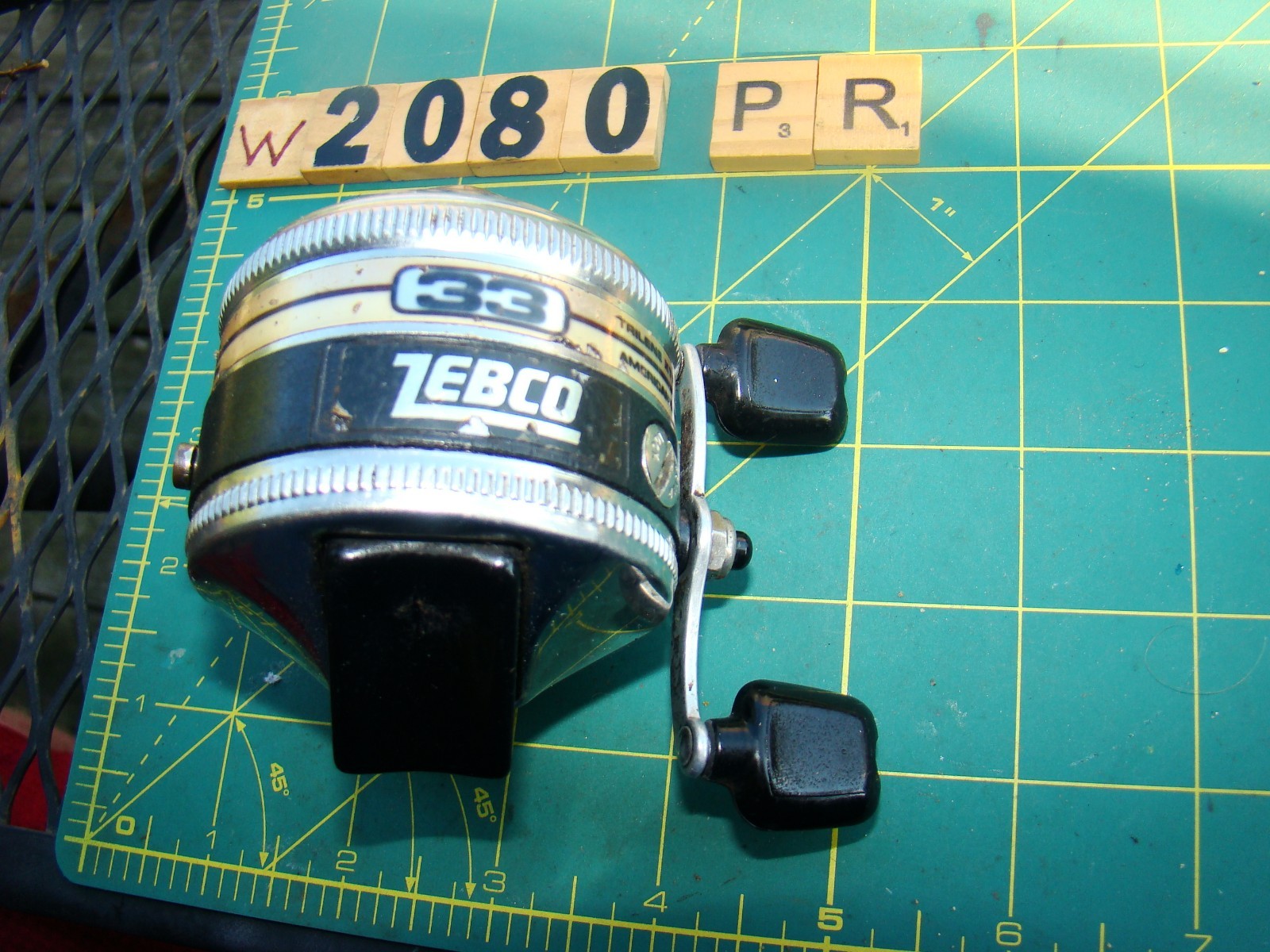W2080 PR ZEBCO 33 SPINCAST METAL FOOT MADE IN USA FISHING REEL