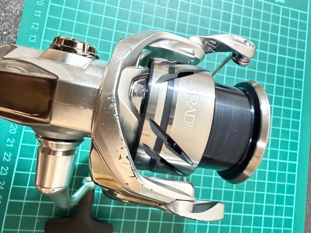 SHIMANO Spinning Reel 23 STRADIC 4000MHG MicroModule Gear II Seabass Exc++