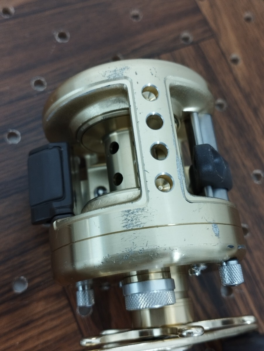 Shimano Calcutta 100XT Baitcasting Reel Minor Scratches Smooth Operation