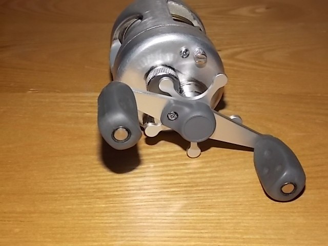 Vintage Ambassadeur 2500C Bait Casting Level Wind Reel , silver(aluminum) color