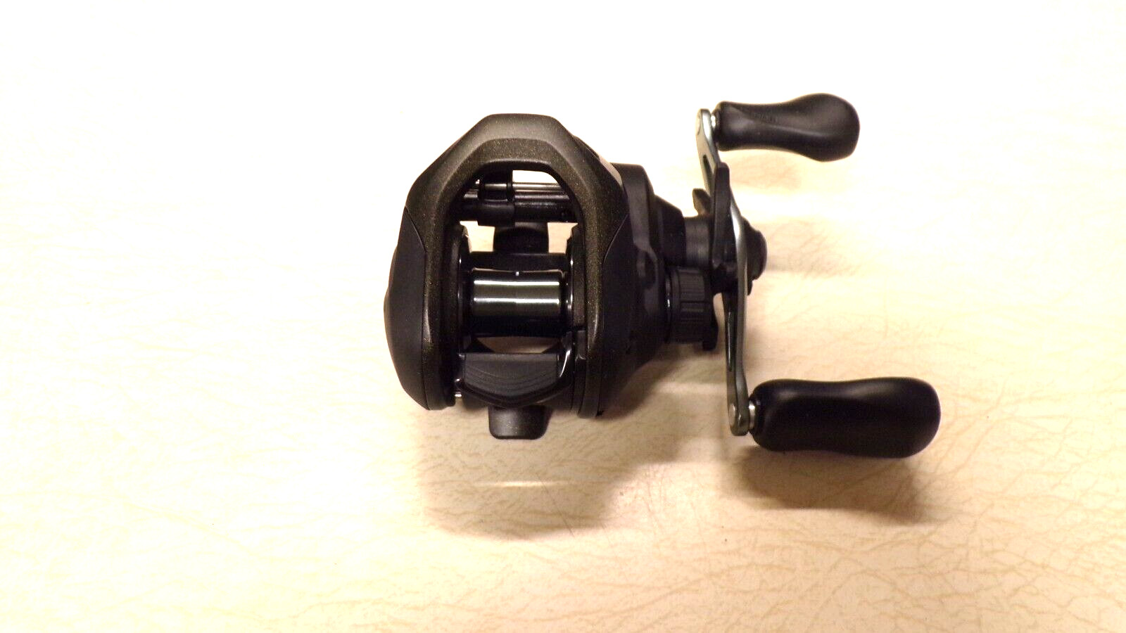 NEW – SHIMANO CAIUS 150-HG FISHING REEL – 7:2:1 GEAR RATIO – 4 BALL BEARING