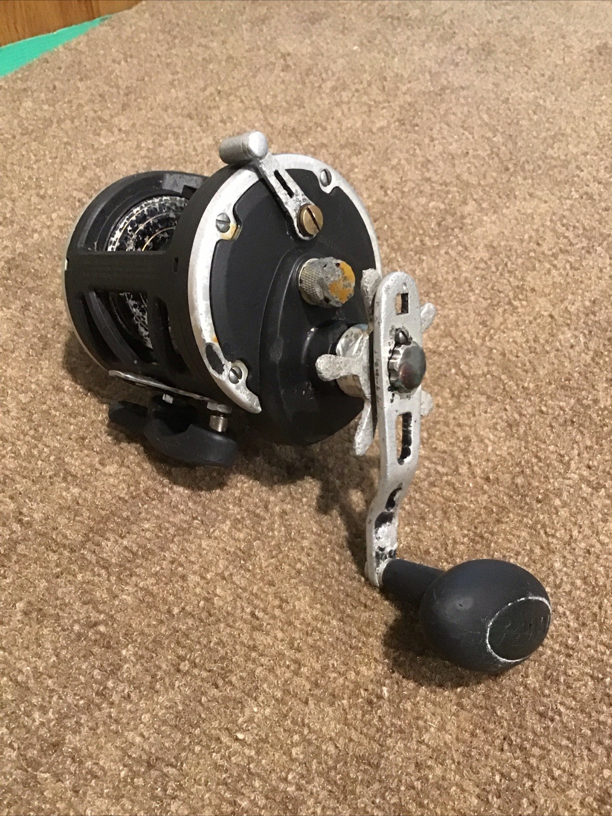PENN FISHING SQUALL 30LW w/ Rod Clamp Very Used Distressed Trolling Reel
