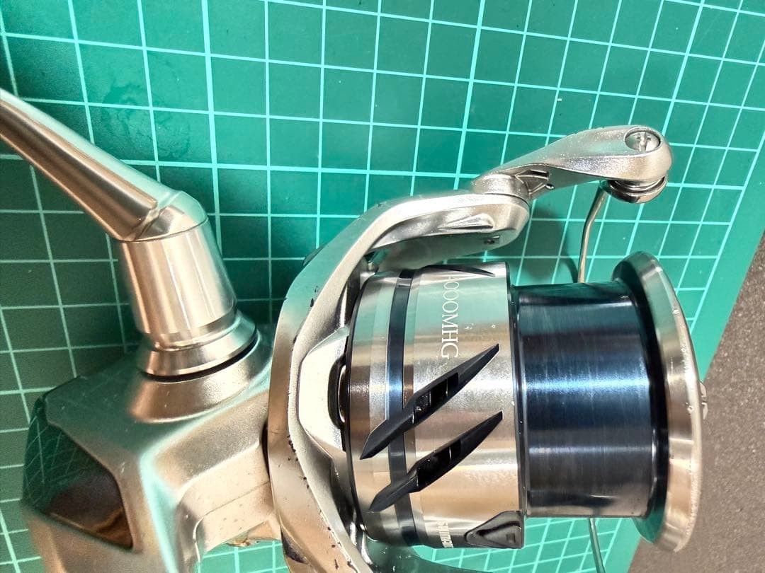 SHIMANO Spinning Reel 23 STRADIC 4000MHG MicroModule Gear II Seabass Exc++