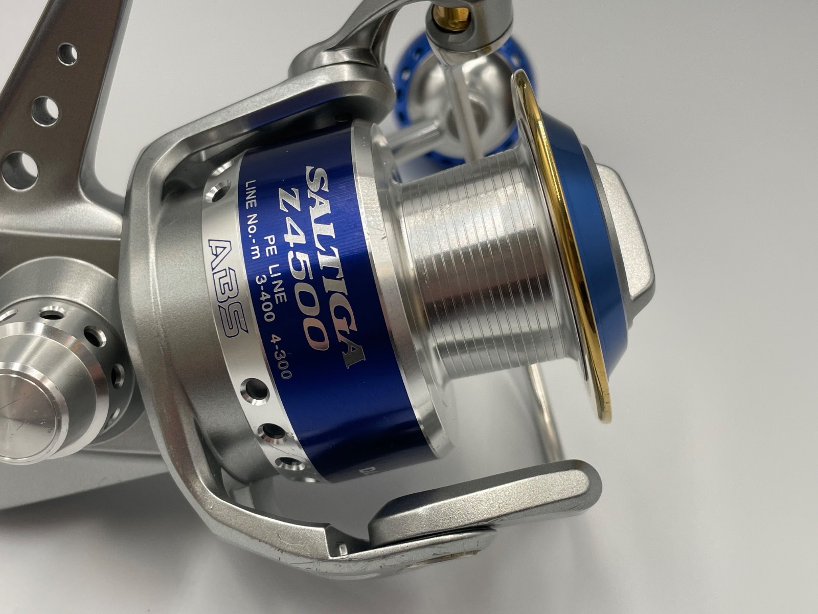 Saltiga Z4500 Daiwa Spinning Fishing Reel Both Handle Gear Ratio 4.9:1 Used
