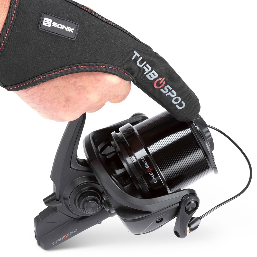 Sonik Turbospod Reel 14000 with finger stall