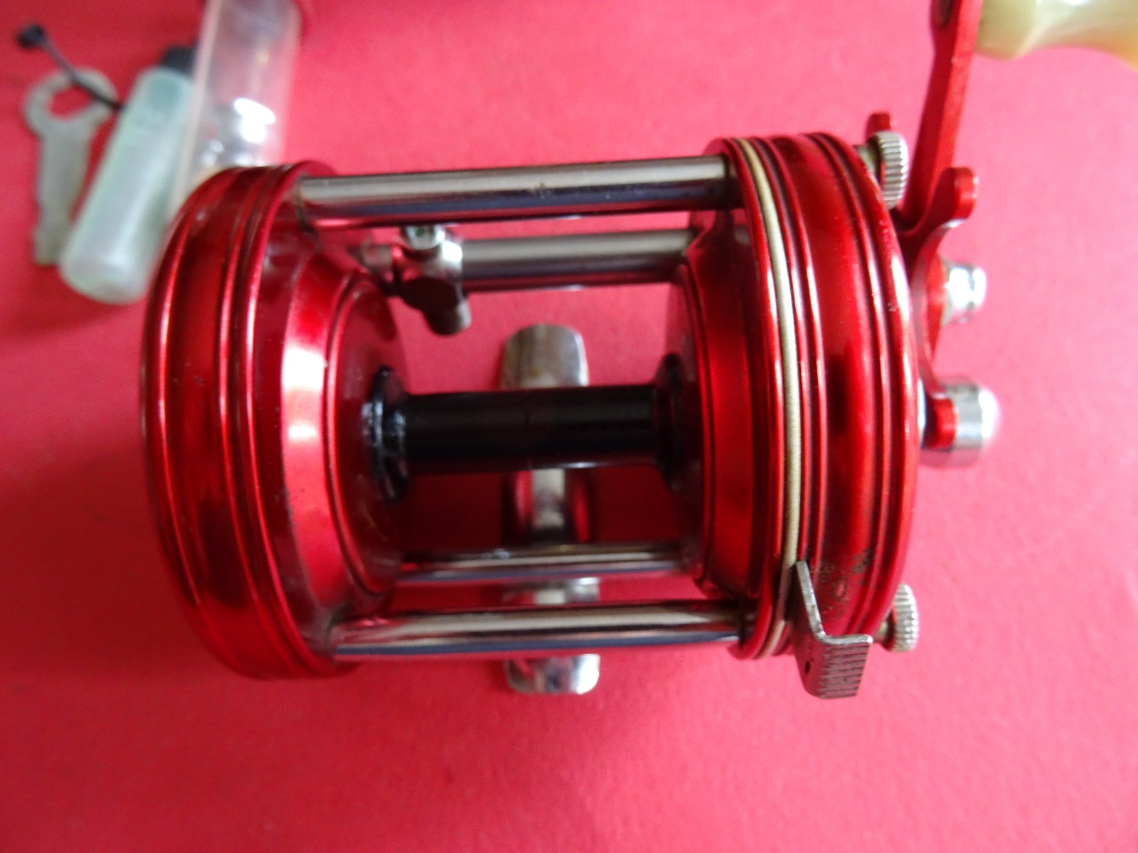 A SUPER CASED VINTAGE 4 SCREW RED ABU AMBASSADEUR 6000 MULTIPLIER REEL