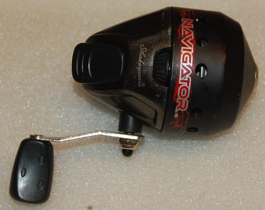 SHAKESPEARE NAVIGATOR BLACK ON GRAY CLOSED FACED SPINNING REEL WORKING READ