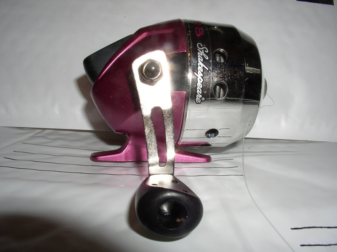 Shakespeare Reverb Spincast Fishing Reel IN EXCELLENT WORKING CONDITION PINK