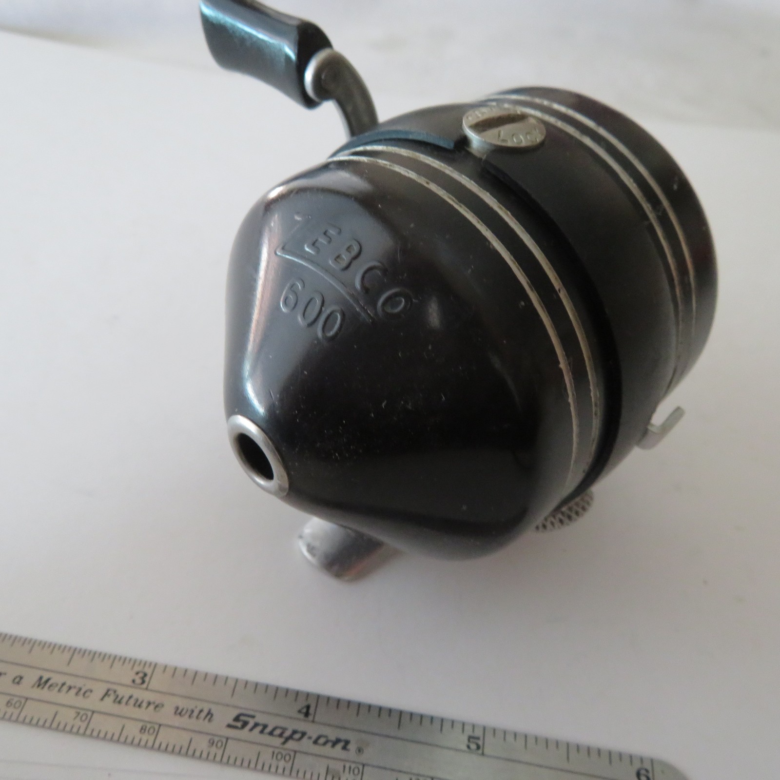 FISHING REELS ZEBCO 600 CLOSED REEL ADJUSTABLE DRAG VINTAGE METAL FOOT WORKING