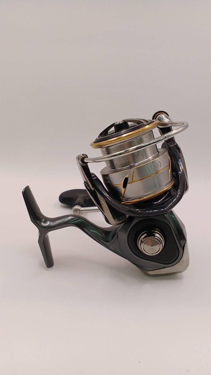 Daiwa Luvius LT3000 Spinning Reel – Light Wear, 10.2 oz, 8.7 in, 22 cm