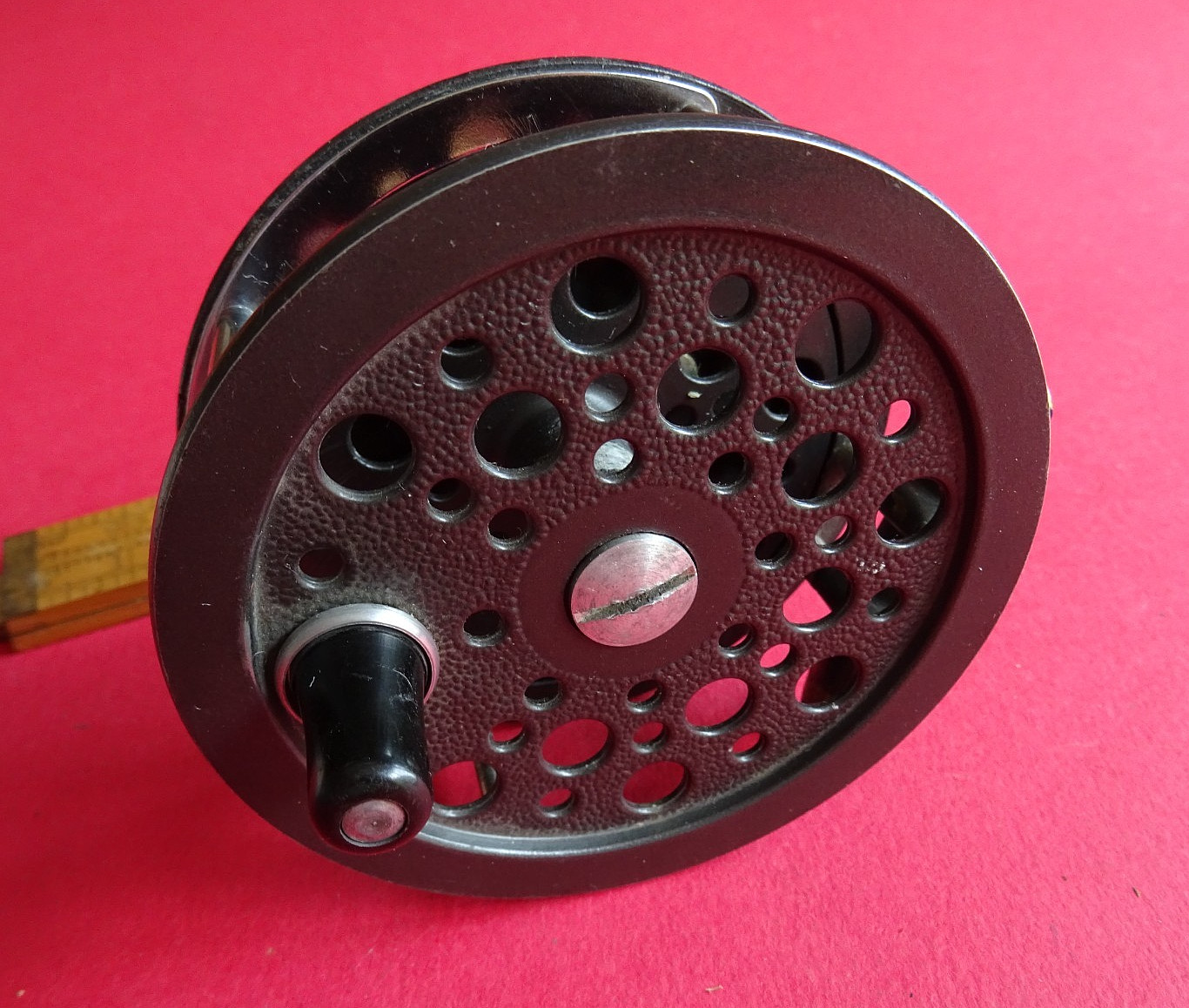 A VINTAGE WIDE DRUM 4 1/4″ DIA. SHAKESPEARE SUPER CONDEX SALMON FLY FISHING REEL