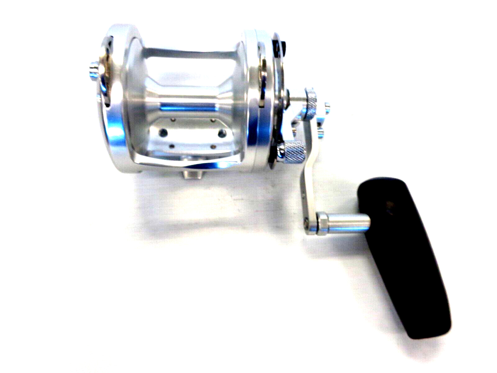 Avet HXW5/2 RAPTOR Two-Speed Lever Drag Reel – Right Handed – SILVER