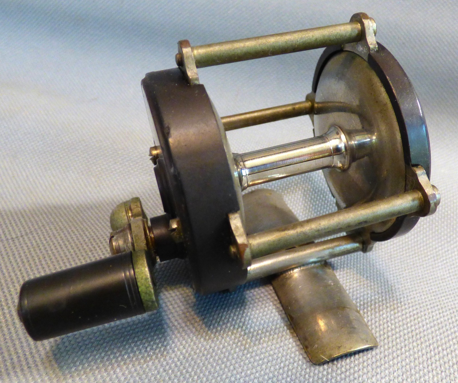 EX+ VINTAGE JULIUS VOM HOFE SMALL RAISED PILLAR REEL HARD RUBBER SERIAL # 31