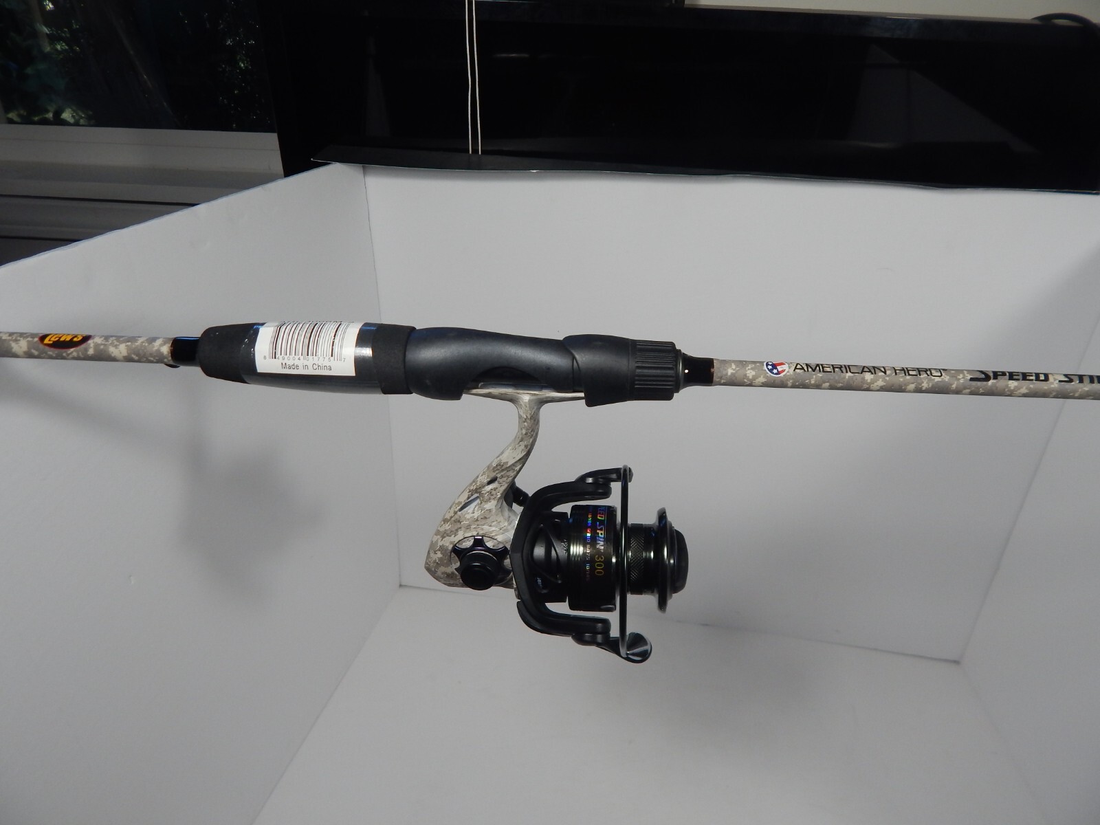 LEW’S AMERICAN HERO CAMO 300 SPEED STICK, 6′-6″  (Spinning Combo), Graphite IM7