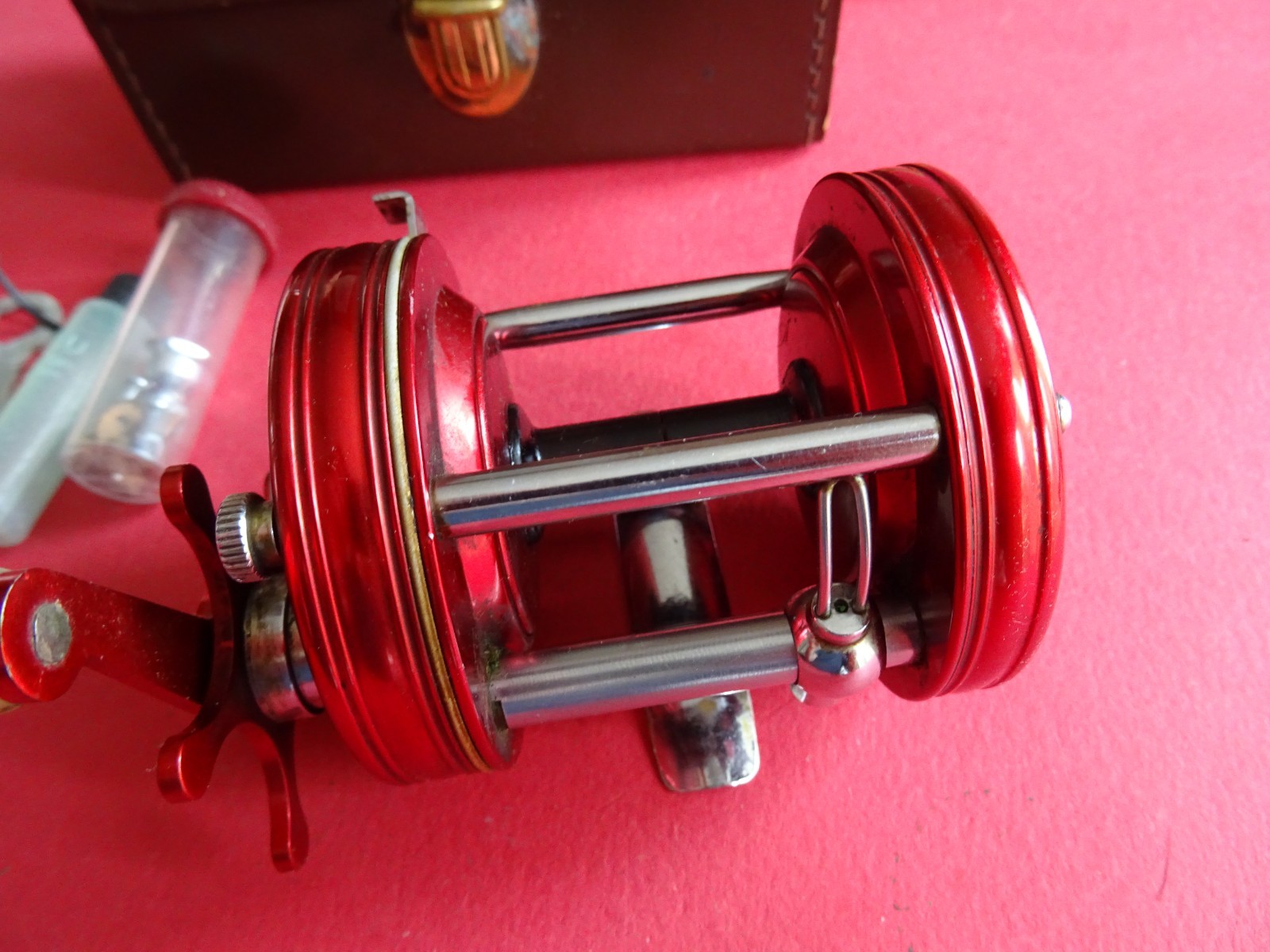 A SUPER CASED VINTAGE 4 SCREW RED ABU AMBASSADEUR 6000 MULTIPLIER REEL