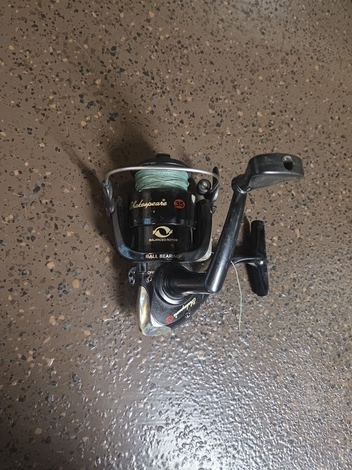 Shakespeare 35 USP4135A EZ Cast 5:2:1 Gear Ratio Spinning Fishing Reel Black