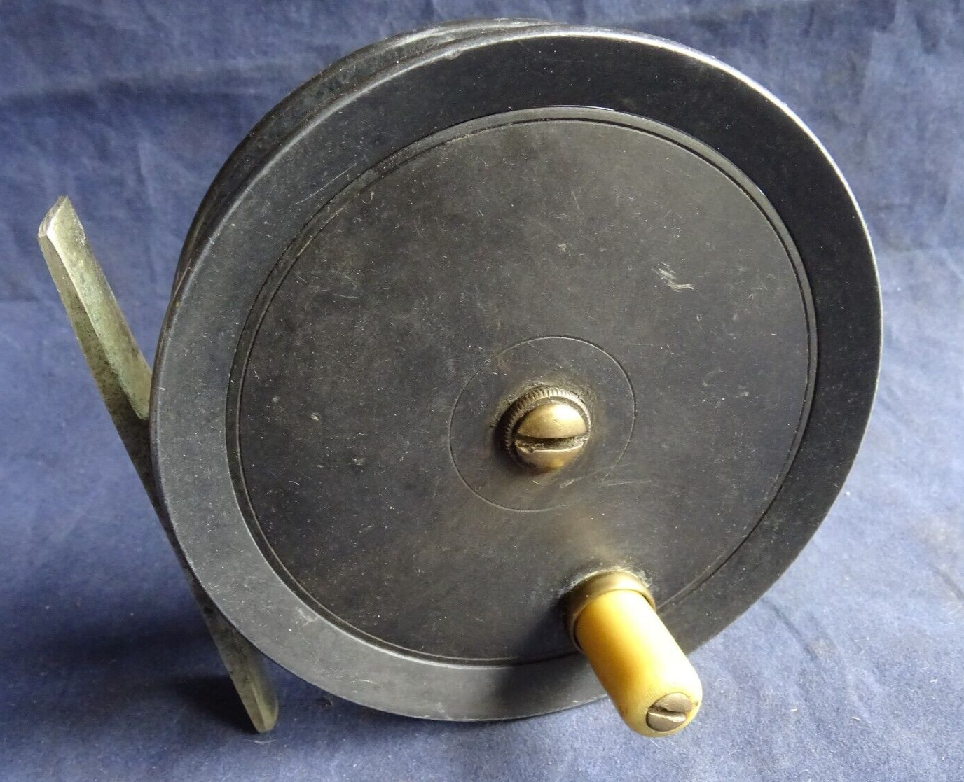 V. GOOD EARLY DINGLEY MADE 3 1/2″ PATTERN 1 TROUT FLY REEL MADE FOR CARTER & CO