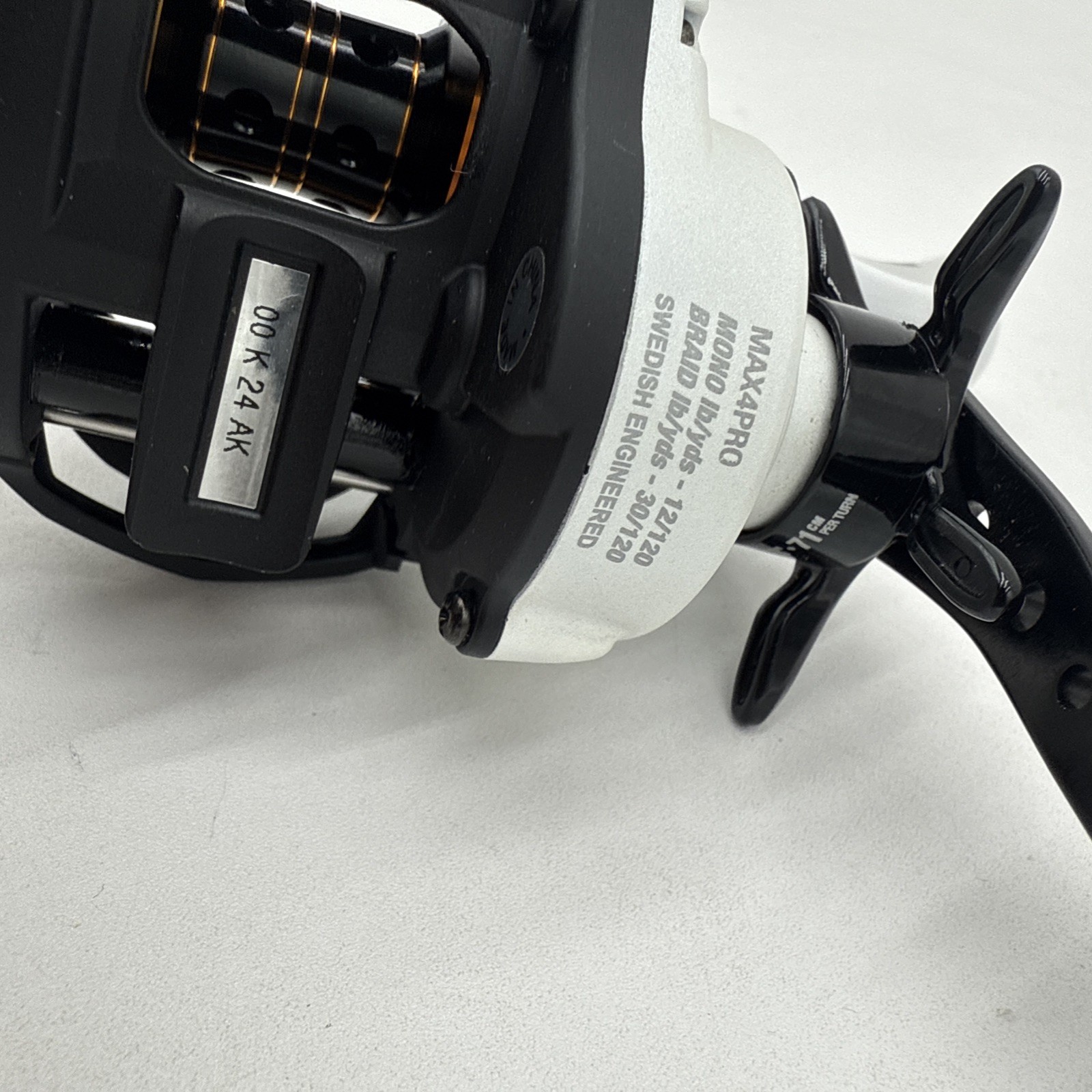 Abu Garcia Max Pro MAX4PRO Fishing Reel 8BB 7.1:1 Gear Ratio White/Black