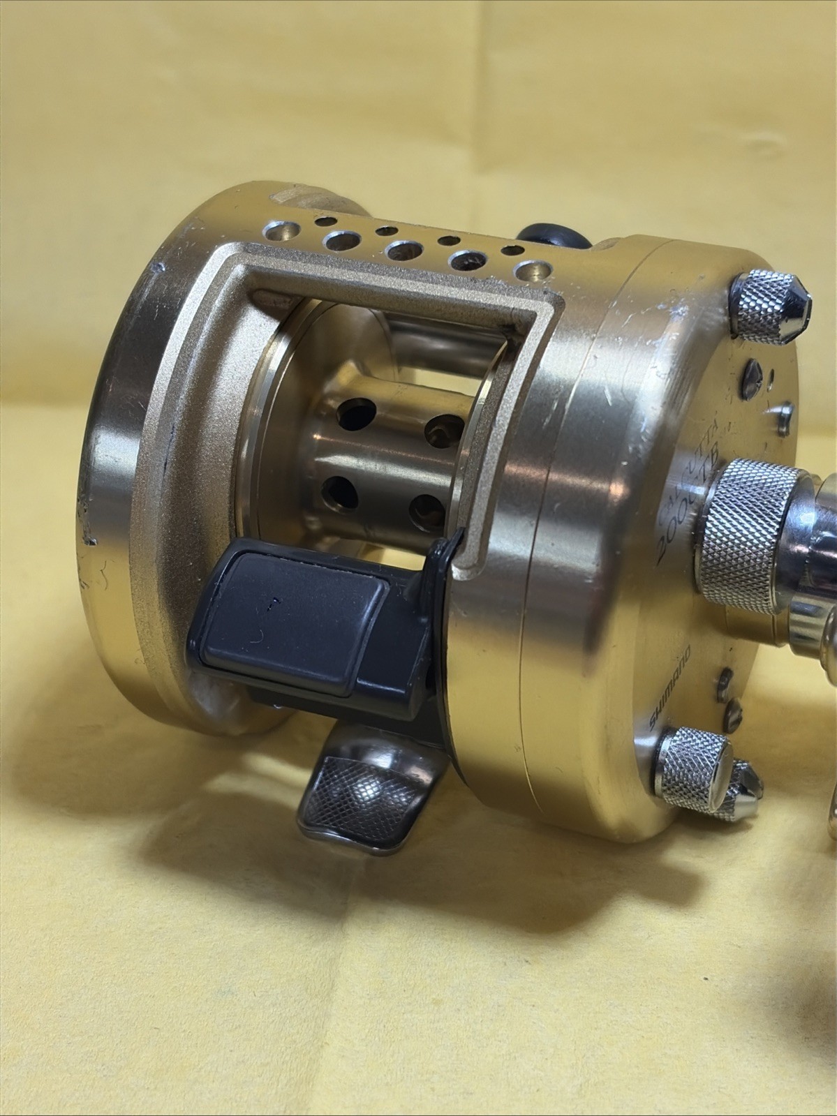 Shimano Gold Calcutta 200GTB Baitcasting Fishing Reel Carbontex Drag Nice!!!!