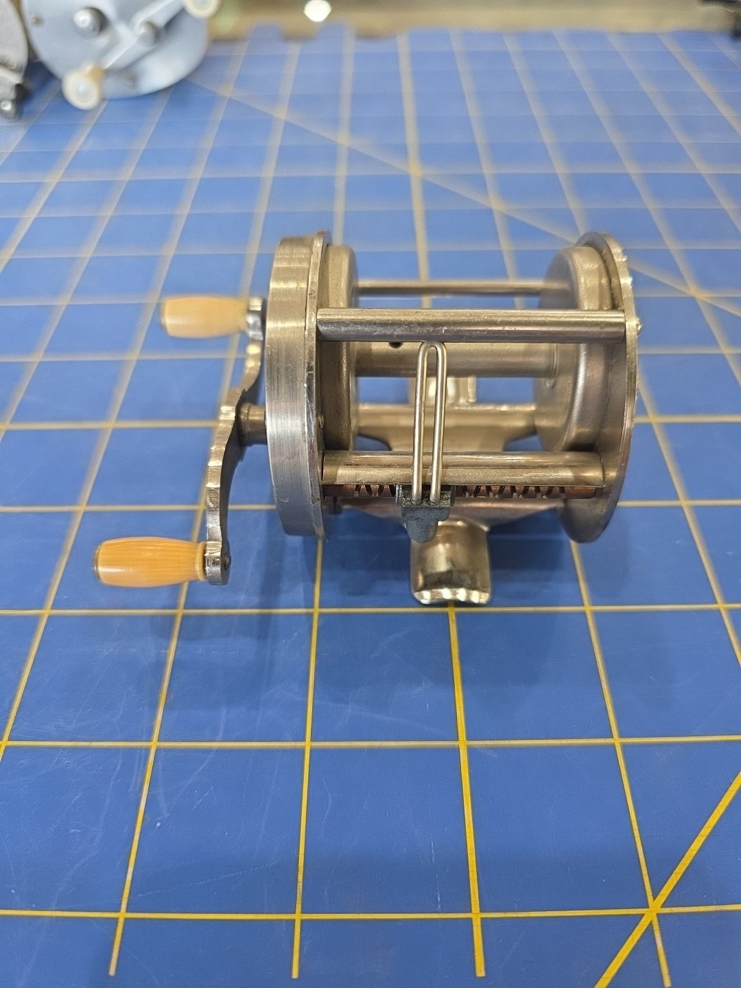 R34 VTG Lion LW #1800 Bait Casting Fishing Reel