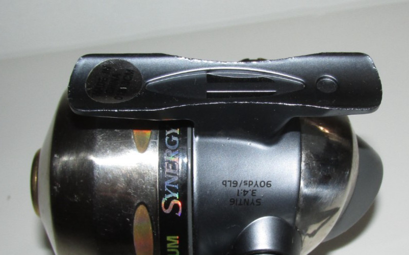 R #39 – SHAKESPEARE SYNERGY T16 SPINCAST FISHING REEL – TITANIUM