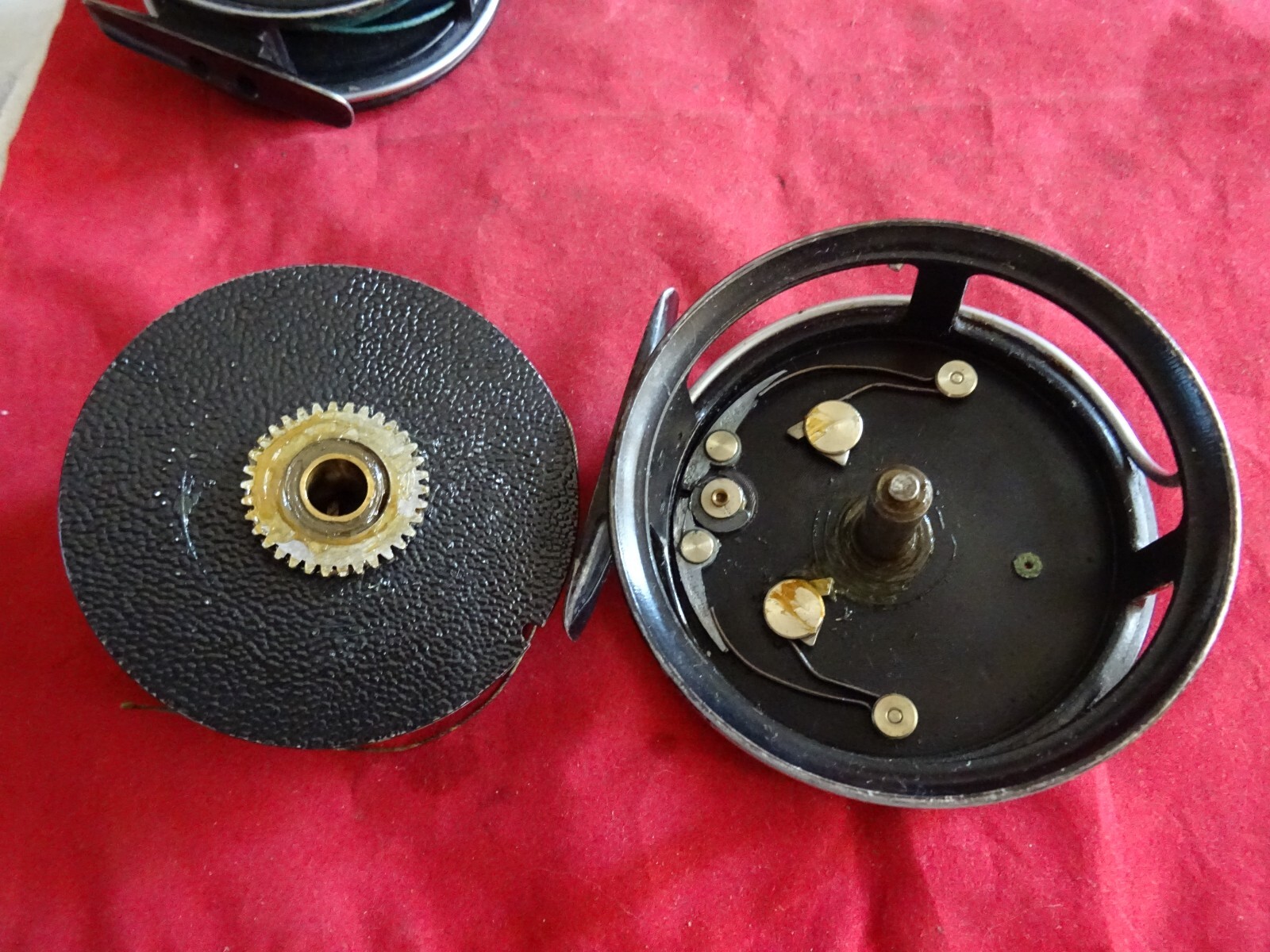 A PAIR OF GOOD VINTAGE J W YOUNG 3 3/4″ BEAUDEX MEDIUM WIDTH FLY REELS