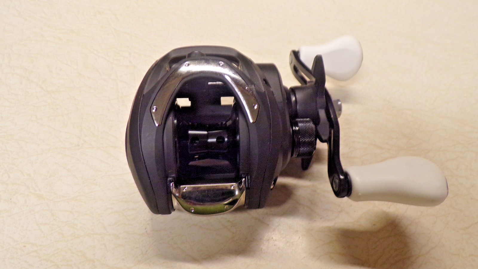 NEW – DAIWA CC-80 CASTING FISHING REEL – 7:5:1 GEAR RATIO – 5 BALL BEARINGS