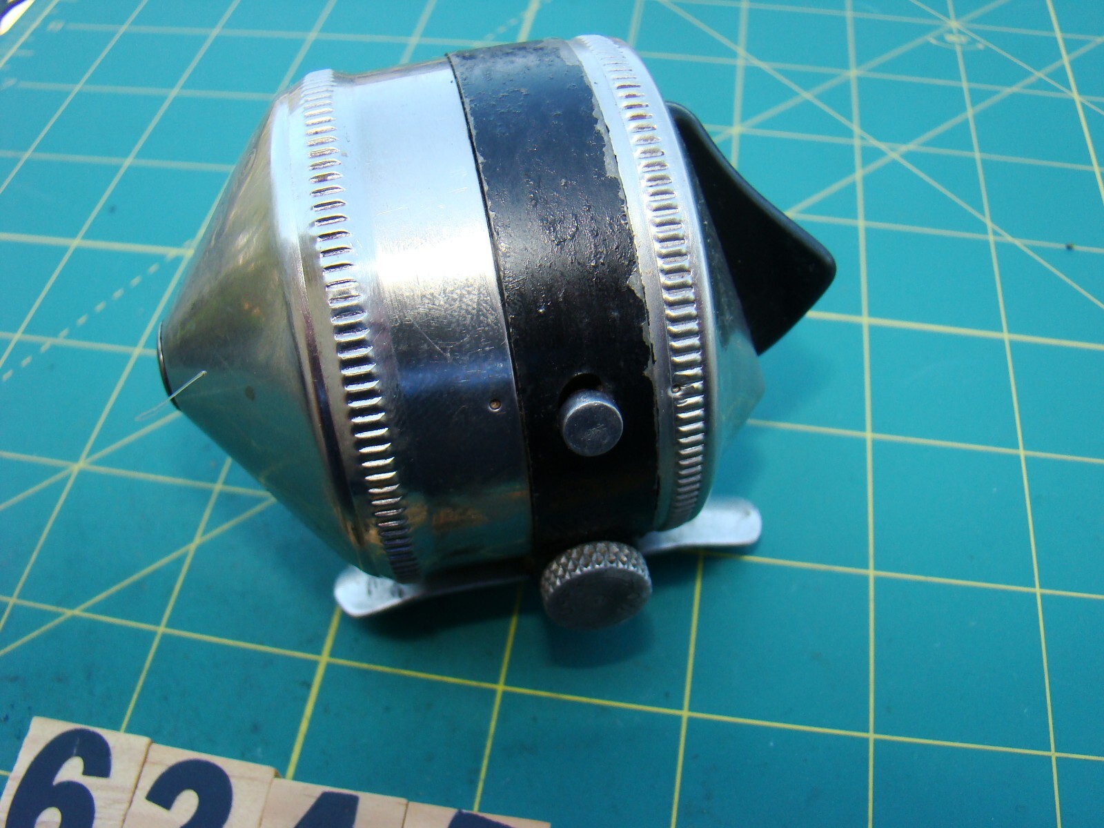 V6245 PR ZEBCO 33 METAL FOOT ONE LARGE RIVET MADE IN USA FISHING REEL
