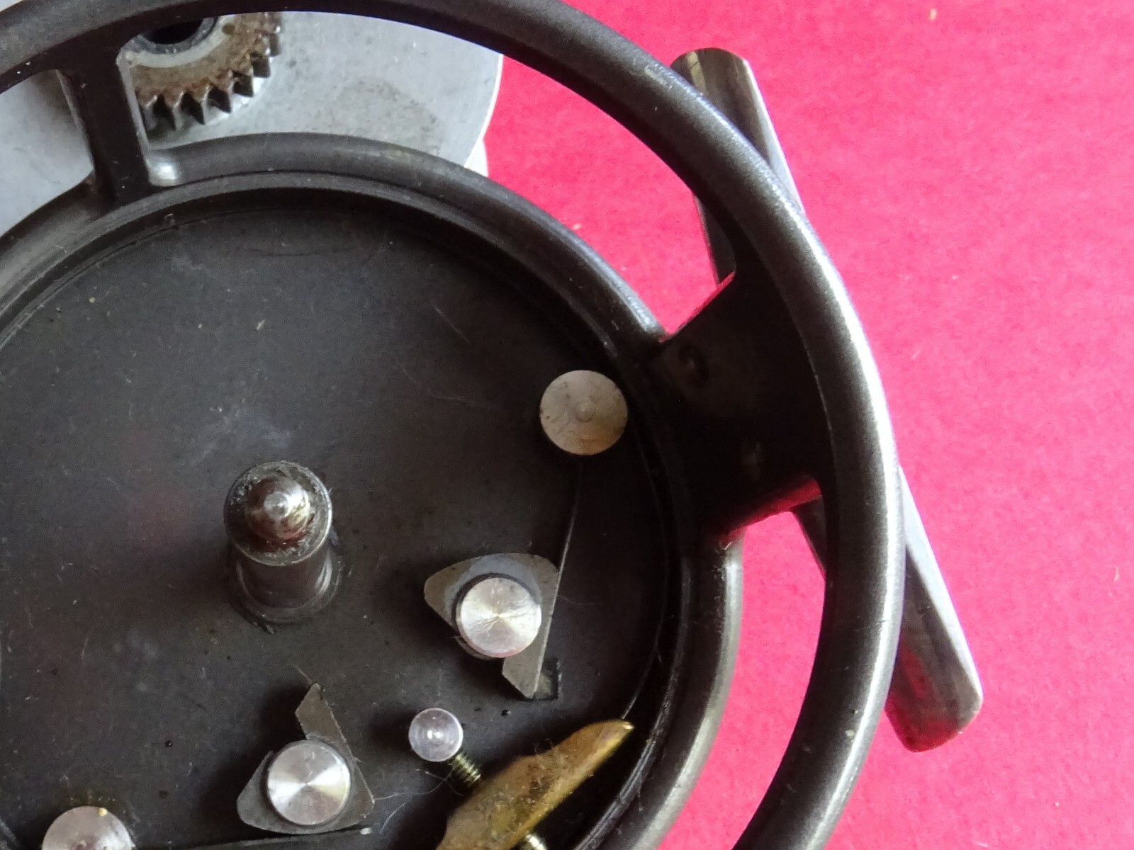 A GOOD USED VINTAGE HARDY 3 3/8″ ZENITH WIDE DRUM FLY REEL + SPARE SPOOL