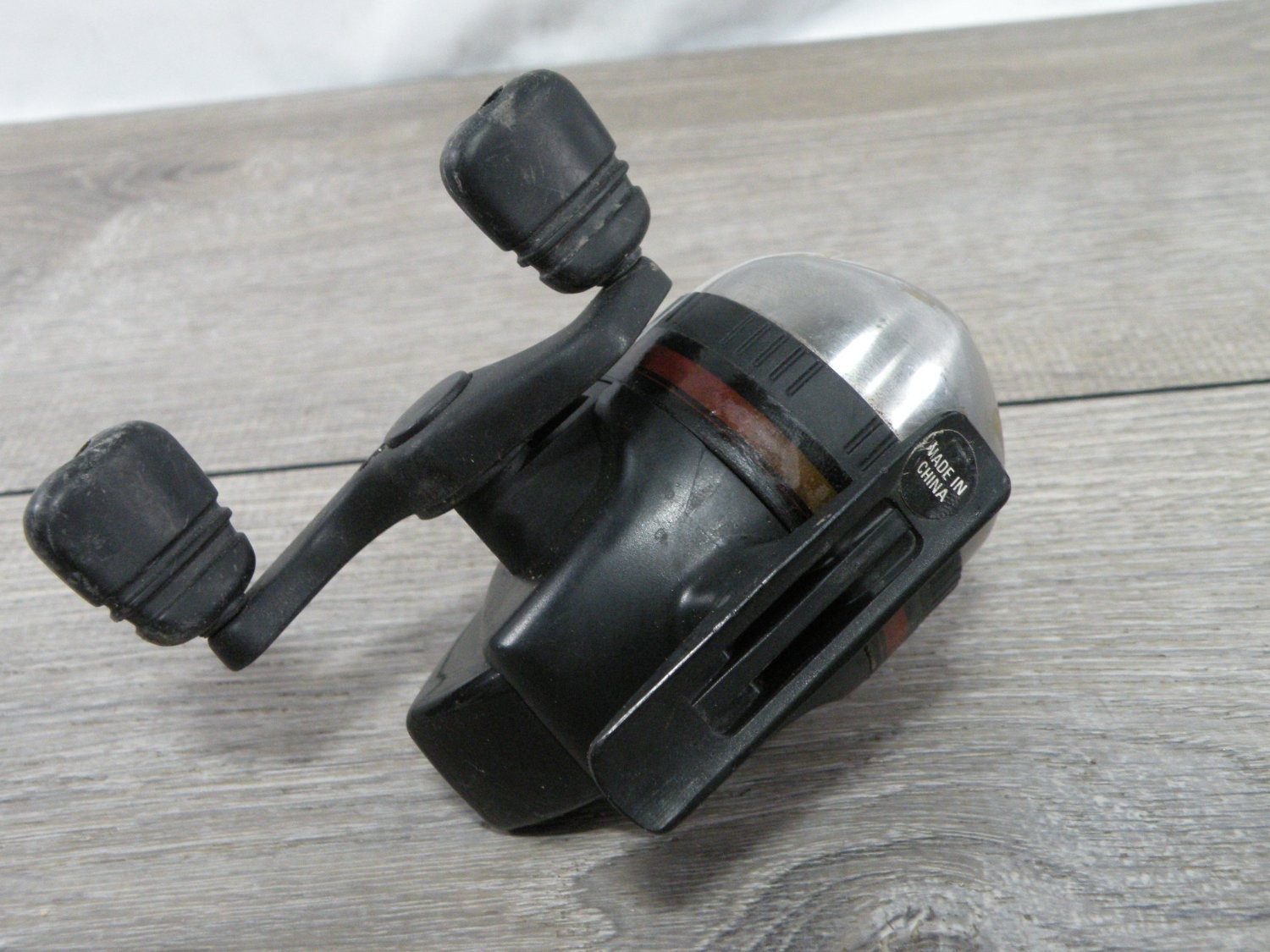 South Bend K25 Spincast Fishing Reel 3.1:1 Gear Ratio Black Silver