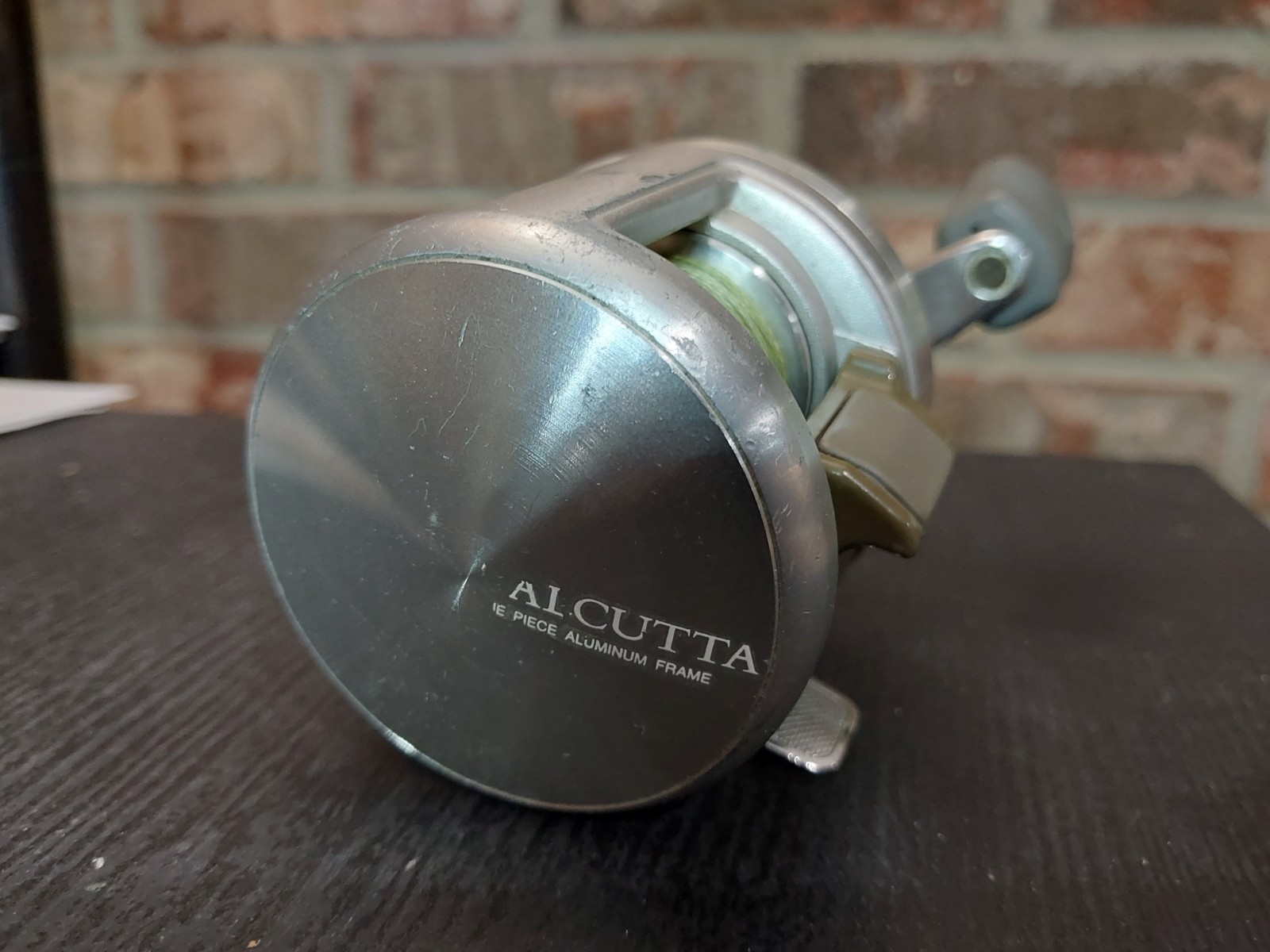 Shimano CALCUTTA 200 Bait Reel One Piece Aluminum Frame Authentic Condition