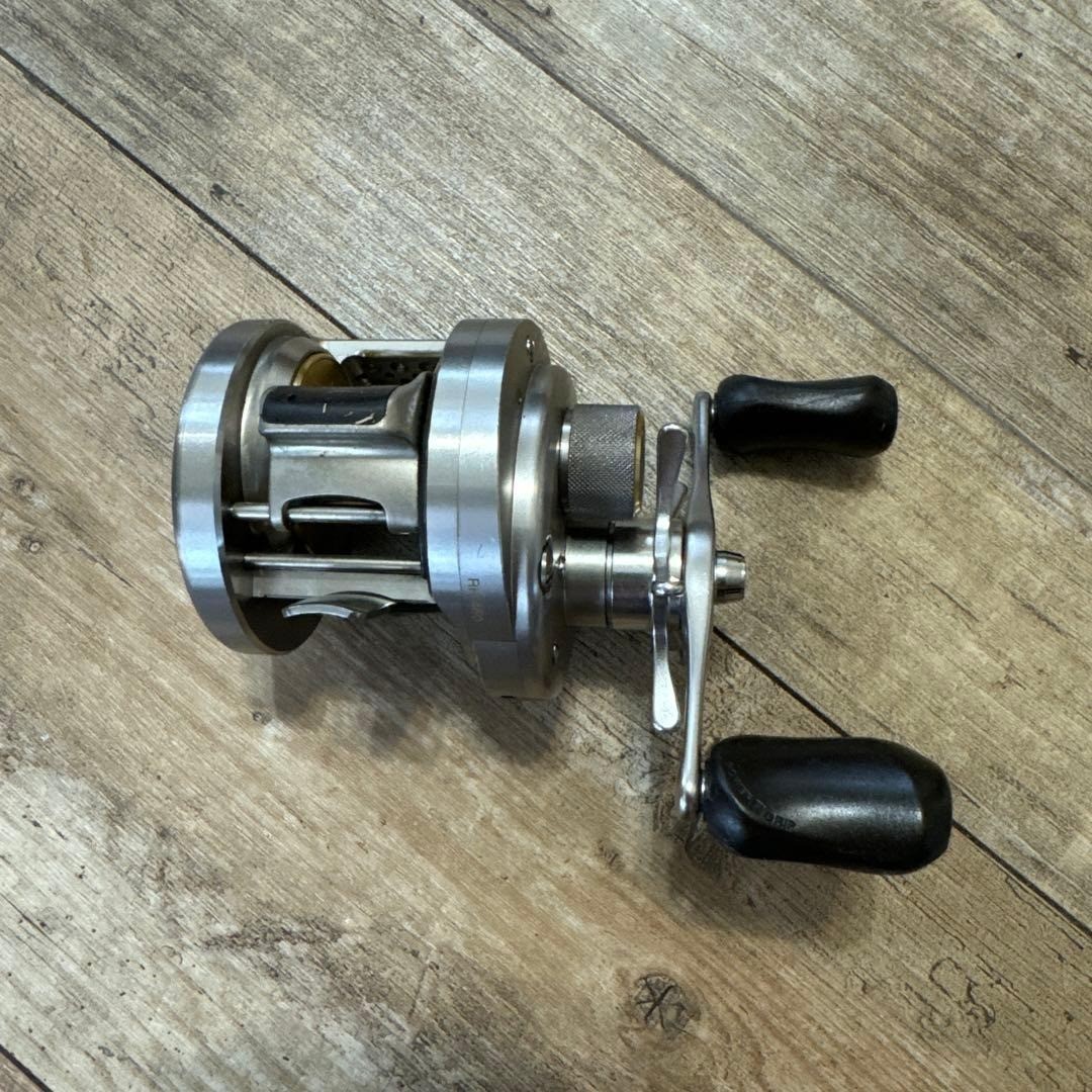 Shimano’s 03 Calcutta Conquest 200DC Baitcast Reel Right Hand Used silver gold