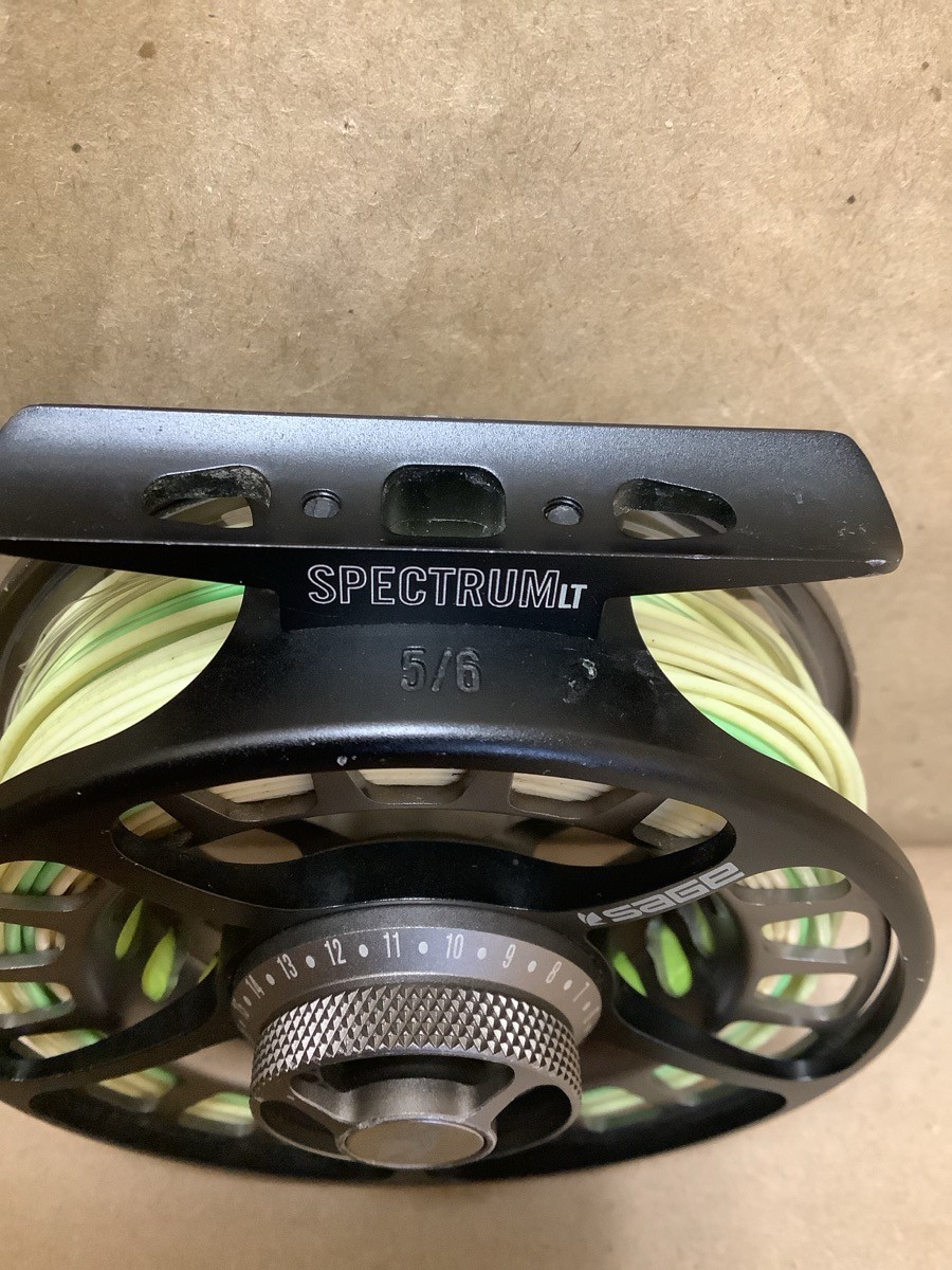 SAGE SPECTRUM LT 5/6 FLY FISHING REEL WITH WHITE FLY LINE IN BLACK C (B42014099)