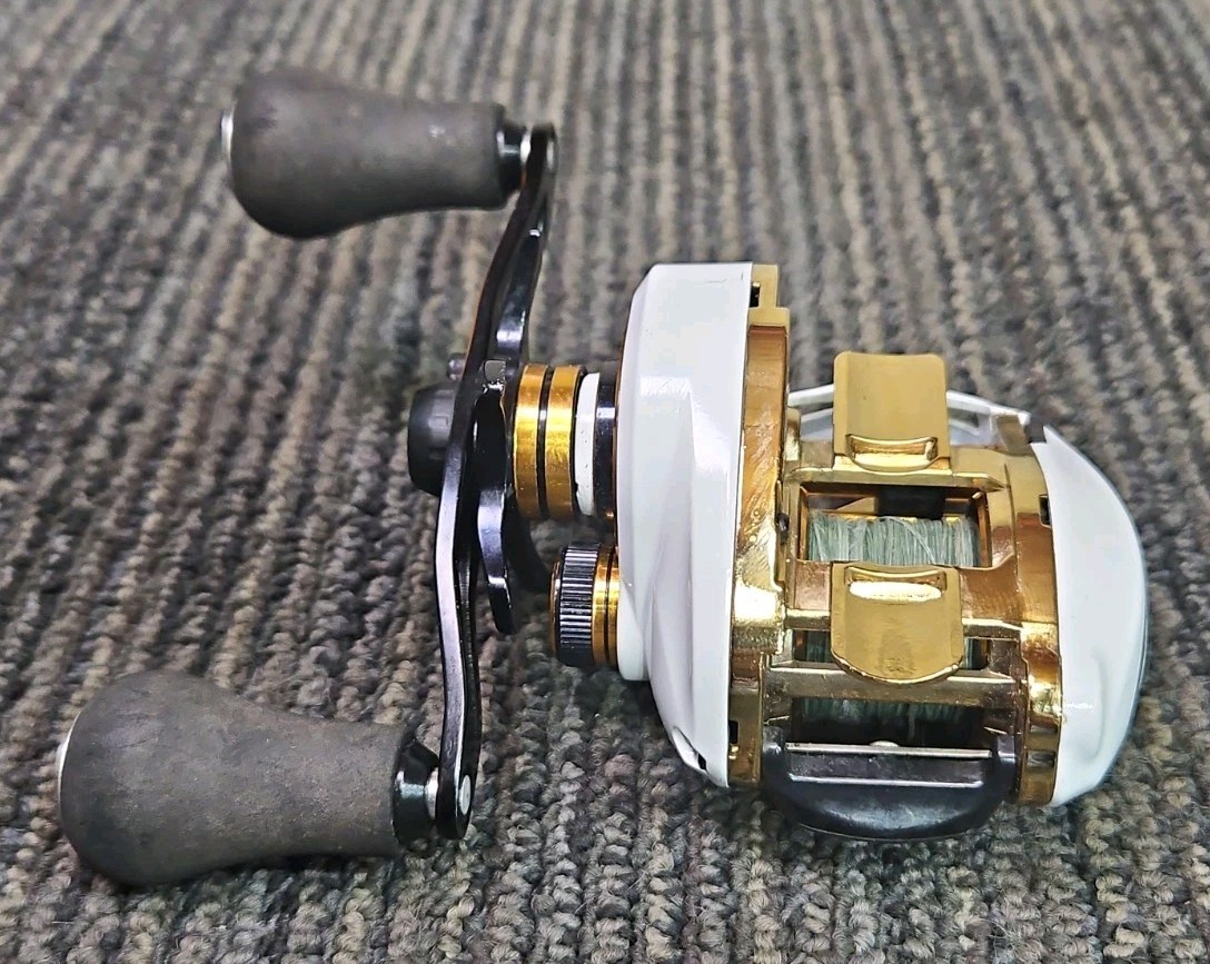 Favorite Fishing Soleus XCS Casting Reel 7.3:1 12/120 – White