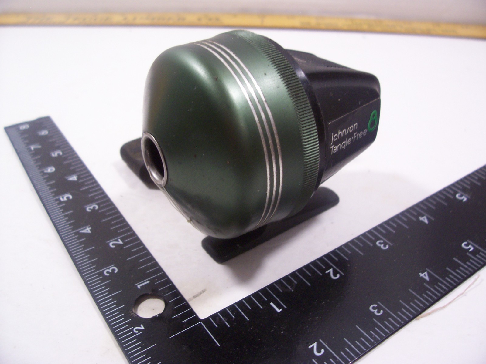 Johnson 8 „Tangle-Free“ Closed Face Spin Cast Fishing Reel – Star Drag – U.S.A.
